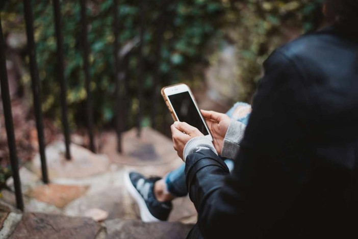 Il ritorno del telefono erotico: tra nostalgia, tecnologia e desiderio umano