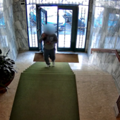 Un'immagine che riprende il truffatore in azione