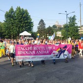 Torino Pride sfilata con striscioni