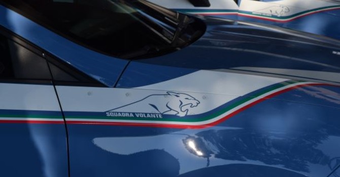 Dopo aver svaligiato un'auto, tenta di camuffarsi cambiandosi la t-shirt ma è tradito dai tatuaggi: arrestato Dopo aver svaligiato un'auto, tenta di camuffarsi cambiandosi la t-shirt ma è tradito dai tatuaggi: arrestato