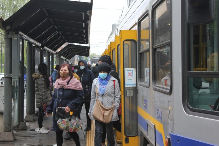 persone sui mezzi pubblici