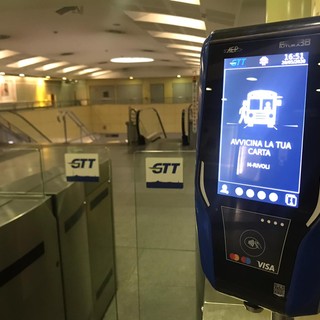 Da luglio il tornello della metro di Torino si apre con la carta di credito (VIDEO)
