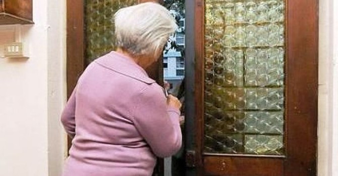 Falso carabiniere derubava gli anziani, colpi per oltre 100mila euro tra contanti e gioielli Falso carabiniere derubava gli anziani, colpi per oltre 100mila euro tra contanti e gioielli