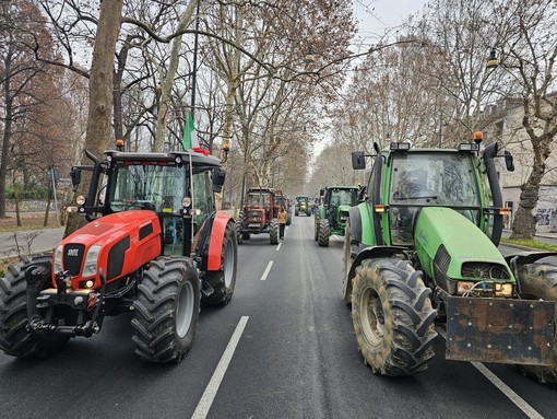 Decine di trattori bloccano Corso Moncalieri e Corso Casale