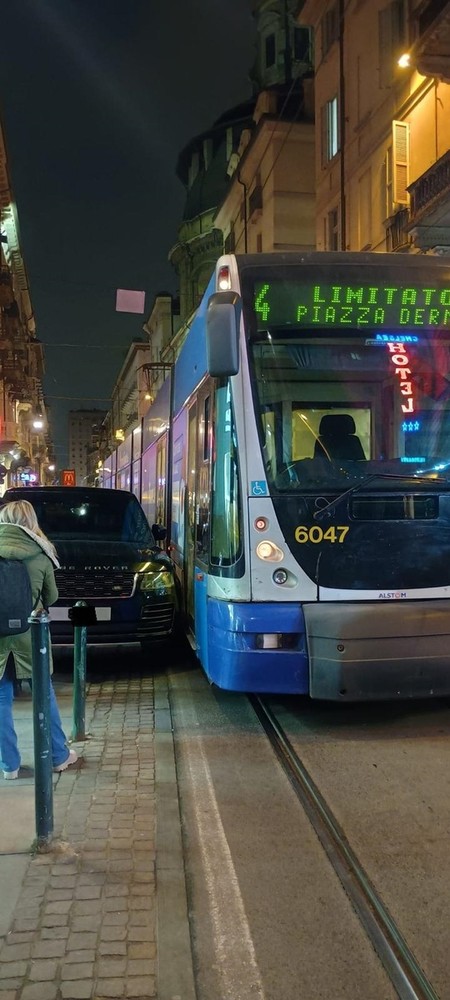 Traffico dei tram bloccato da un'auto parcheggiata male