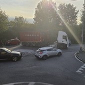 Tir incastrato sulla rotonda, traffico e polemiche in strada del Villaretto Tir incastrato sulla rotonda, traffico e polemiche in strada del Villaretto