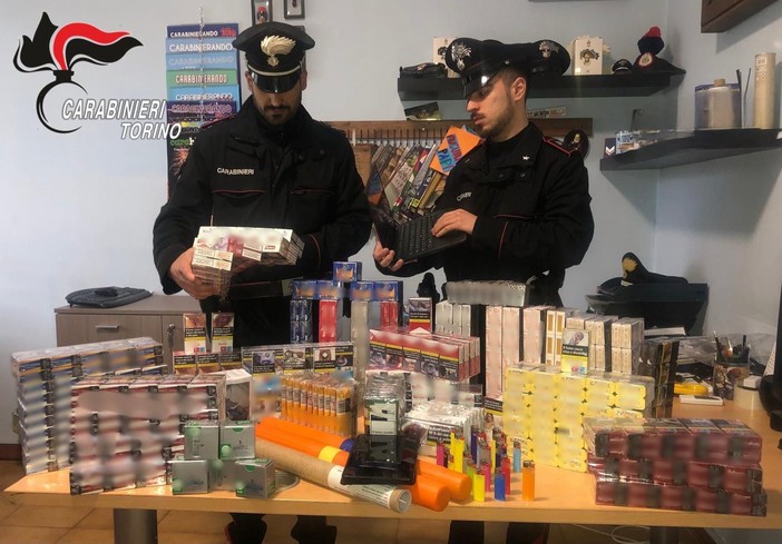 In casa con fuochi d'artificio e oltre 500 pacchetti di sigarette rubate: denunciato