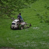 Iniziati a Grugliasco gli sfalci dell'erba in parchi e giardini pubblici