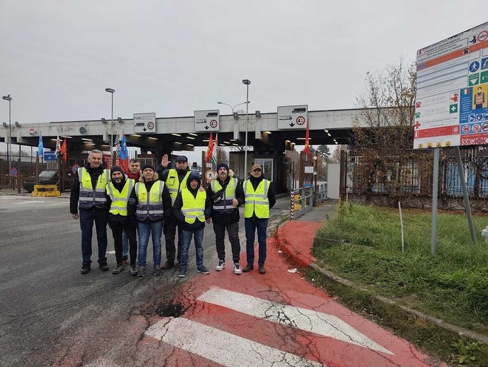 Lavoratori Transnova in protesta davanti ai cancelli Stellantis Lavoratori Transnova in protesta davanti ai cancelli Stellantis