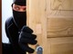 Ladro si introduce in una villa: all'arrivo della polizia si finge giardiniere per non essere arrestato Ladro si introduce in una villa: all'arrivo della polizia si finge giardiniere per non essere arrestato