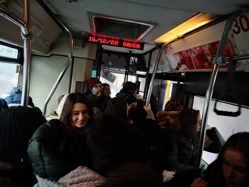 A Torino la neve ghiacciata manda in tilt bus e tram: &quot;40 minuti di attesa per il 4&quot;