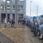 Studenti che manifestano al Politecnico