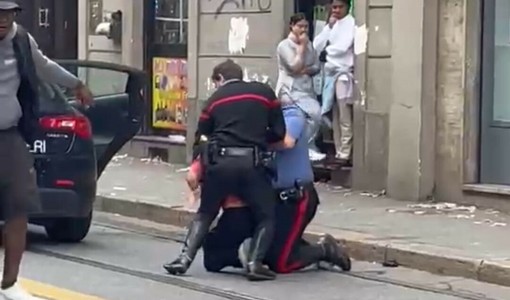 La lite, poi l'arrivo dei carabinieri: momenti di paura in via Vanchiglia La lite, poi l'arrivo dei carabinieri: momenti di paura in via Vanchiglia