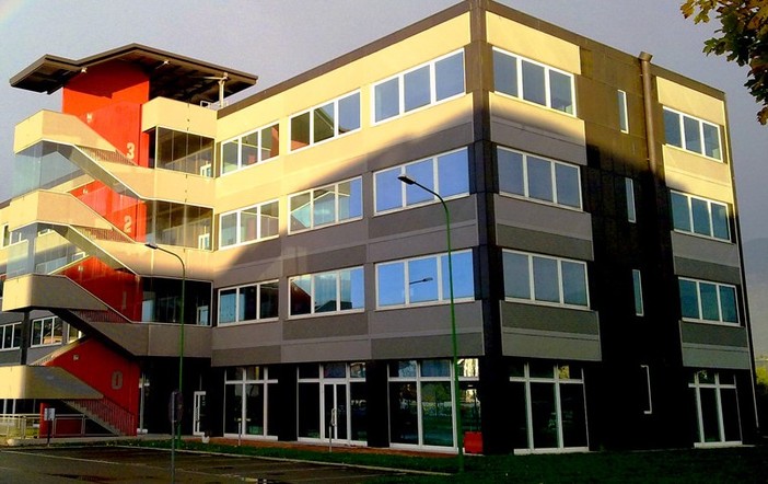 Chiamata anonima fa scattare l'allarme bomba: evacuato il tribunale di Ivrea Chiamata anonima fa scattare l'allarme bomba: evacuato il tribunale di Ivrea