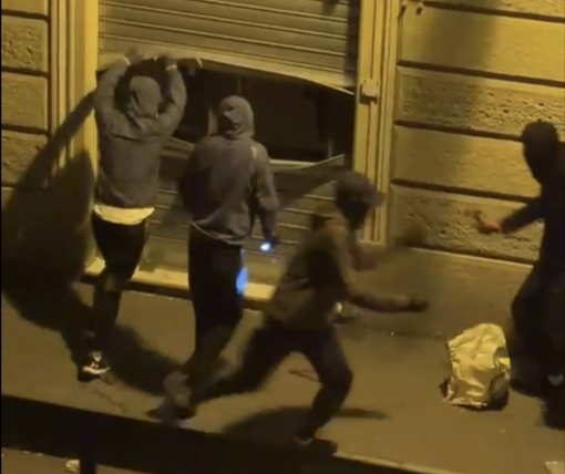 Spaccata fallita a Cit Turin: cinque incappucciati tentano il colpo in un negozio di foto [VIDEO]