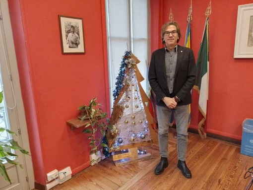Il sindaco di Nichelino Giampiero Tolardo nel suo ufficio