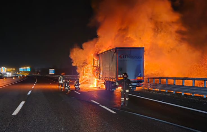 Brucia un tir in tangenziale Brucia un tir in tangenziale