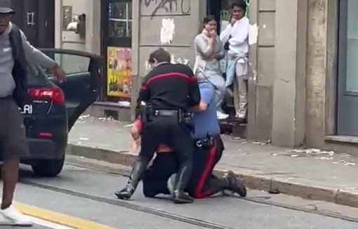 La lite, poi l'arrivo dei carabinieri: momenti di paura in via Vanchiglia La lite, poi l'arrivo dei carabinieri: momenti di paura in via Vanchiglia