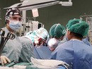 trapianto con medici all'opera