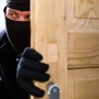 Ladro si introduce in una villa: all'arrivo della polizia si finge giardiniere per non essere arrestato