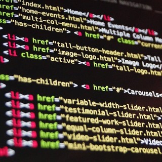 Siti web realizzati con l’intelligenza artificiale: pro e contro di questa scelta