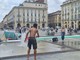 I ragazzi festeggiano la fine della scuola in piazza Castello