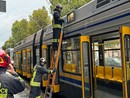 Un fulmine si scarica vicino a un tram 13 carico di passeggeri: paura a bordo