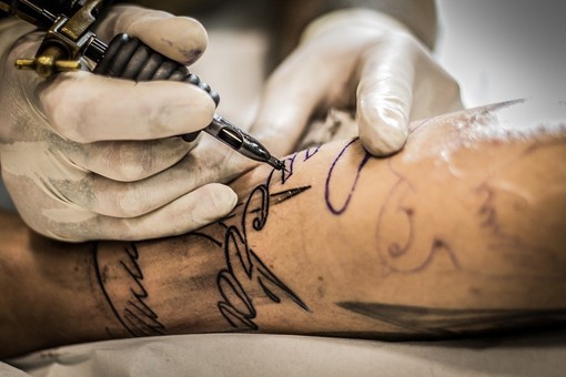 Legge regionale sui tatuatori, opinioni divergenti in Commissiona Sanità