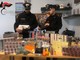 In casa con fuochi d'artificio e oltre 500 pacchetti di sigarette rubate: denunciato