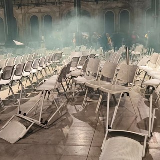 La devastazione all'interno delle Ogr durante la manifestazione di ieri sera