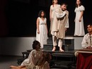 teatro con persone sul palcoscenico