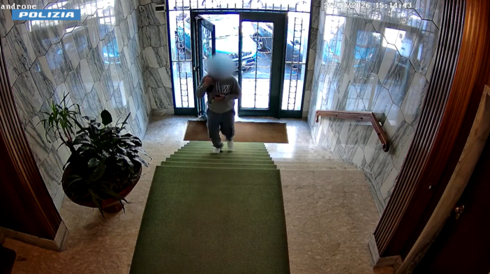 Un'immagine che riprende il truffatore in azione