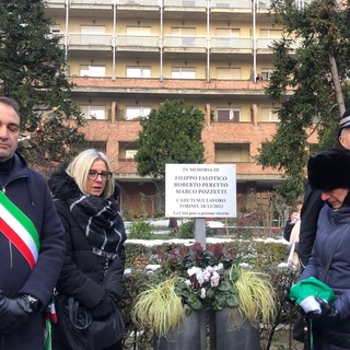 cerimonia davanti a una targa