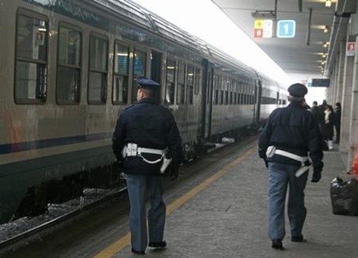 Viaggiano senza biglietto e aggrediscono i carabinieri, arrestate