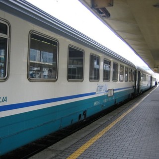 Da Torino a Ventimiglia, l’esodo in treno senza aria condizionata: “Ci sono 37 gradi fuori, non si respira”