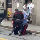 La lite, poi l'arrivo dei carabinieri: momenti di paura in via Vanchiglia La lite, poi l'arrivo dei carabinieri: momenti di paura in via Vanchiglia