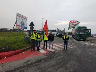 Lavoratori Transnova in protesta davanti ai cancelli Stellantis Lavoratori Transnova in protesta davanti ai cancelli Stellantis