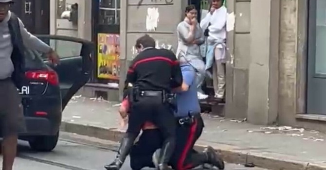 La lite, poi l'arrivo dei carabinieri: momenti di paura in via Vanchiglia