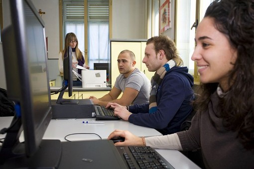 ragazzi di fronte ad alcuni pc