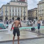 I ragazzi festeggiano la fine della scuola in piazza Castello