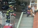 poliziotti e persona su un tetto