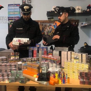In casa con fuochi d'artificio e oltre 500 pacchetti di sigarette rubate: denunciato