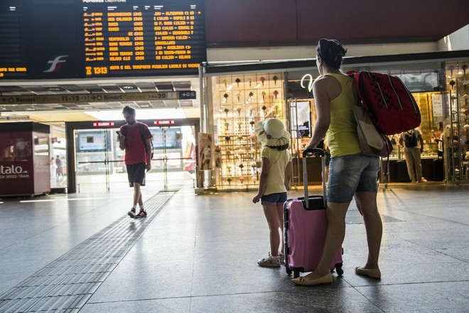 Turisti a Porta Nuova (foto generica d'archivio)