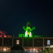 T-rex sui tetti dei Docks Dora: è Diina, dinosaura della pace T-rex sui tetti dei Docks Dora: è Diina, dinosaura della pace