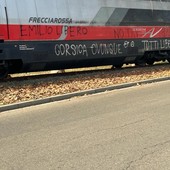 Graffiti sulla locomotiva e Frecciarossa in corso Castelfidardo