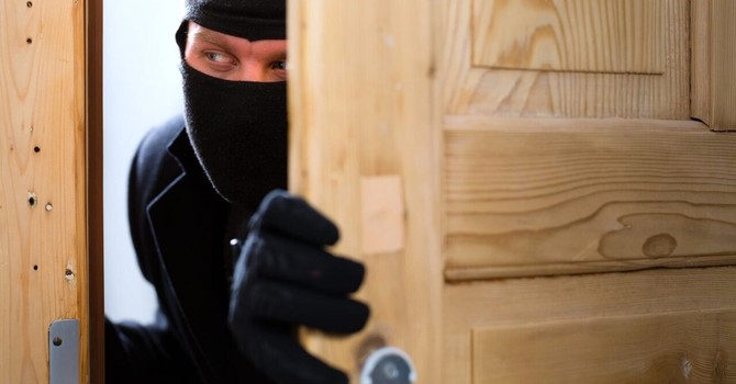 Ladro si introduce in una villa: all'arrivo della polizia si finge giardiniere per non essere arrestato