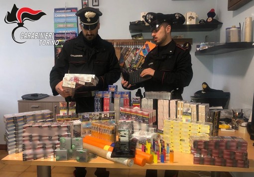 In casa con fuochi d'artificio e oltre 500 pacchetti di sigarette rubate: denunciato