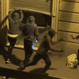 Spaccata fallita a Cit Turin: cinque incappucciati tentano il colpo in un negozio di foto [VIDEO]