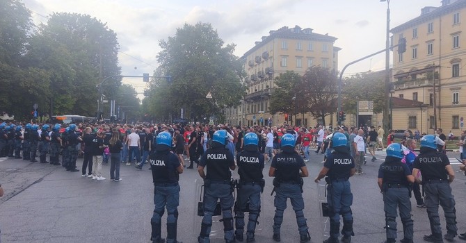 Juve - NEC, i tifosi olandesi in centro tra canti, cori, tanta birra (e altrettanta pipì) [VIDEO]