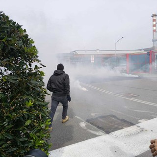 Tensioni da Leonardo: Pro Pal lanciano petardi, Polizia risponde con lacrimogeni